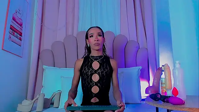 Snapshot of NicoleMadrird chatting on 09/18/25, 03:30 NicoleMadrird online show from 09/18/25, 03:30