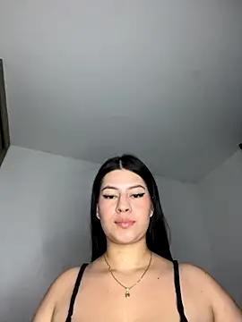 Snapshot of Saanvi21 chatting on 11/26/25, 11:00 Saanvi21 online show from 11/26/25, 11:00