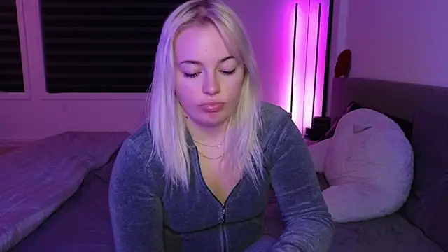 Snapshot of margot_robbie7 chatting on 10/16/25, 11:17 margot robbie7 online show from 10/16/25, 11:17