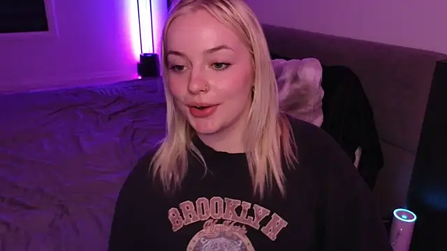 Snapshot of margot_robbie7 chatting on 06/15/26, 02:25 margot robbie7 online show from 06/15/26, 02:25