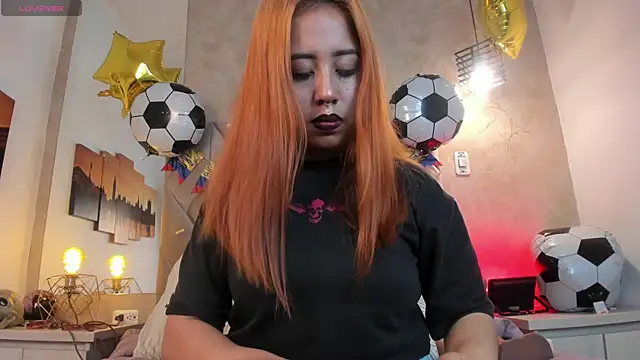 Snapshot of kailinmoonx chatting on 06/13/26, 12:58 kailinmoonx online show from 06/13/26, 12:58