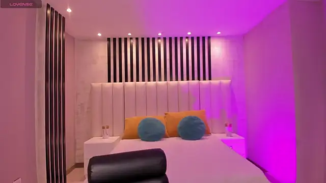 MaiaCollins online show from 11/26/25, 07:15