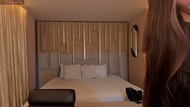 MaiaCollins online show from 12/04/25, 06:49