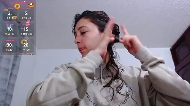 Snapshot of xx_chloesex chatting on 12/23/25, 12:19 xx chloesex online show from 12/23/25, 12:19