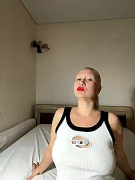 Snapshot of Nikusia chatting on 10/09/25, 01:42 Nikusia online show from 10/09/25, 01:42