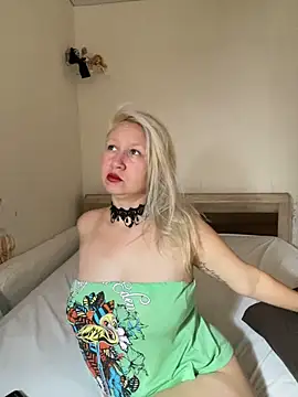 Snapshot of Nikusia chatting on 10/11/25, 05:39 Nikusia online show from 10/11/25, 05:39