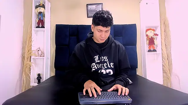 Jhojan twink online show from 10/10/25, 12:04