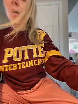 Snapshot of LittleMsMILF chatting on 03/03/26, 05:30 LittleMsMILF online show from 03/03/26, 05:30