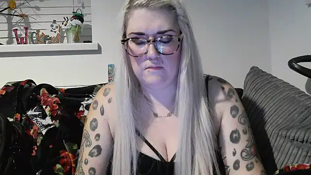 Snapshot of Sizzling_Indie36 chatting on 10/29/25, 09:27 Sizzling Indie36 online show from 10/29/25, 09:27