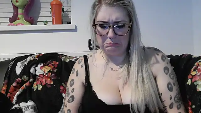 Snapshot of Sizzling_Indie36 chatting on 11/14/25, 11:13 Sizzling Indie36 online show from 11/14/25, 11:13