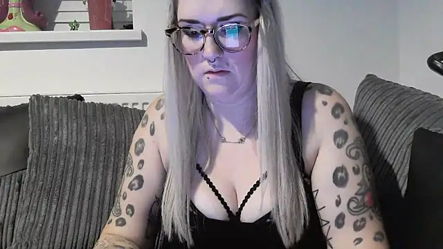 Snapshot of Sizzling_Indie36 chatting on 11/15/25, 08:49 Sizzling Indie36 online show from 11/15/25, 08:49