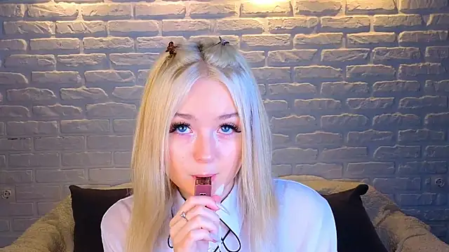 minigirl online show from 03/19/25, 04:03