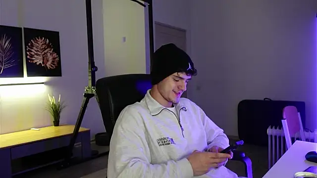 Snapshot of Brad_Holloway chatting on 11/08/25, 08:18 Brad Holloway online show from 11/08/25, 08:18