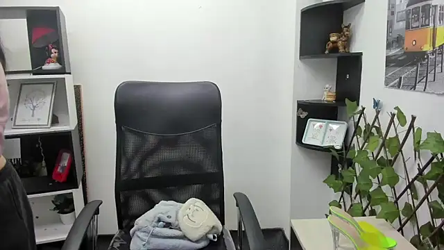 Lizeth Garcia online show from 10/24/25, 12:12