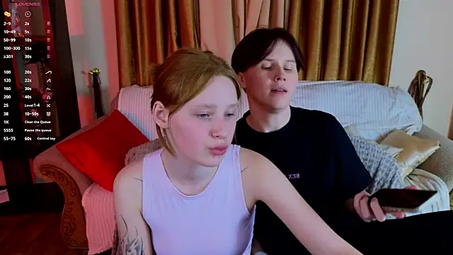 Snapshot of Tara_Lawson chatting on 10/10/25, 07:02 Tara Lawson online show from 10/10/25, 07:02