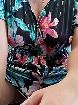 Snapshot of emiliemilf chatting on 11/06/25, 10:32 emiliemilf online show from 11/06/25, 10:32