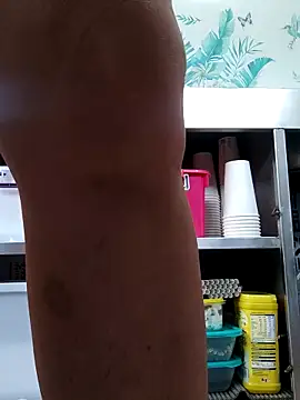 Snapshot of emiliemilf chatting on 11/14/25, 02:32 emiliemilf online show from 11/14/25, 02:32