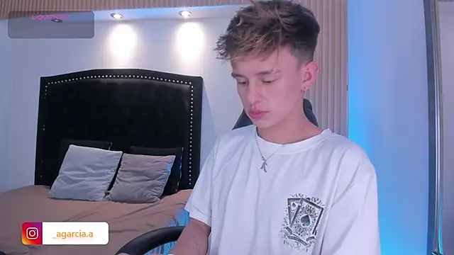 LiamWildx20 online show from 04/17/26, 03:31