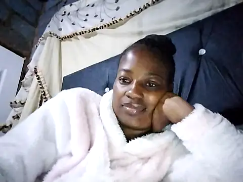 Snapshot of sexylira chatting on 04/13/26, 10:48 sexylira online show from 04/13/26, 10:48