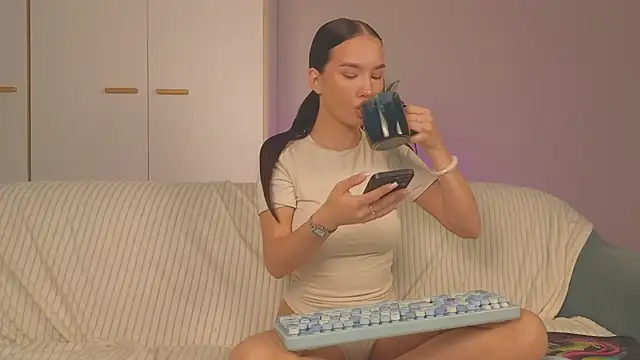 EmiliaDroll online show from 10/19/25, 05:41