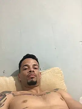 Snapshot of HenriquePhn chatting on 03/21/26, 02:49 HenriquePhn online show from 03/21/26, 02:49
