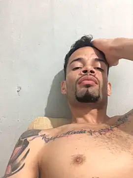 Snapshot of HenriquePhn chatting on 04/05/26, 03:26 HenriquePhn online show from 04/05/26, 03:26