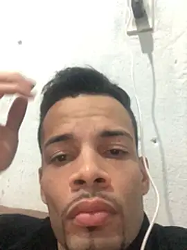 Snapshot of HenriquePhn chatting on 06/25/26, 12:32 HenriquePhn online show from 06/25/26, 12:32