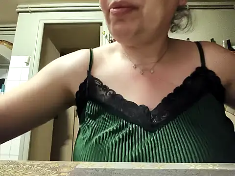 Snapshot of mimi19820 chatting on 04/19/26, 01:32 mimi19820 online show from 04/19/26, 01:32