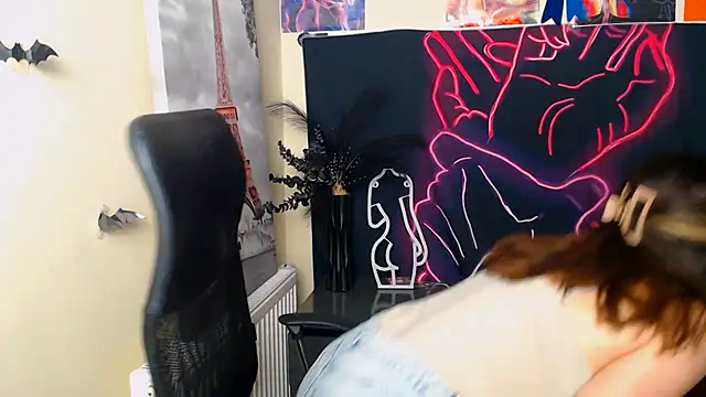 Snapshot of VanessaRey_ chatting on 06/18/26, 06:24 VanessaRey online show from 06/18/26, 06:24