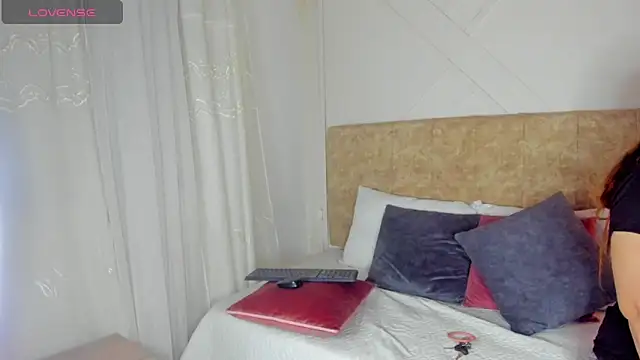 Snapshot of angelinarouse_ chatting on 10/07/25, 02:42 angelinarouse online show from 10/07/25, 02:42