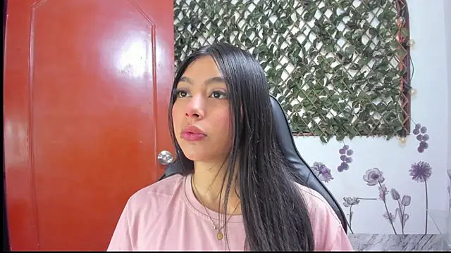 Snapshot of Sarahbrowm_ chatting on 09/27/25, 05:51 Sarahbrowm online show from 09/27/25, 05:51