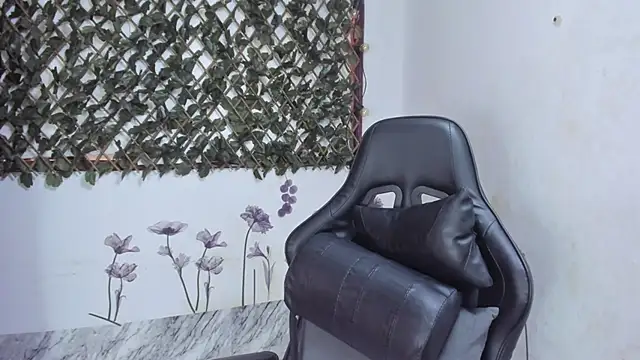 Snapshot of Sarahbrowm_ chatting on 10/20/25, 07:03 Sarahbrowm online show from 10/20/25, 07:03