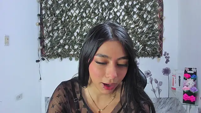 Snapshot of Sarahbrowm_ chatting on 10/21/25, 07:03 Sarahbrowm online show from 10/21/25, 07:03