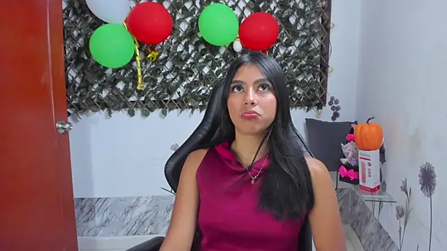 Snapshot of Sarahbrowm_ chatting on 10/28/25, 02:37 Sarahbrowm online show from 10/28/25, 02:37