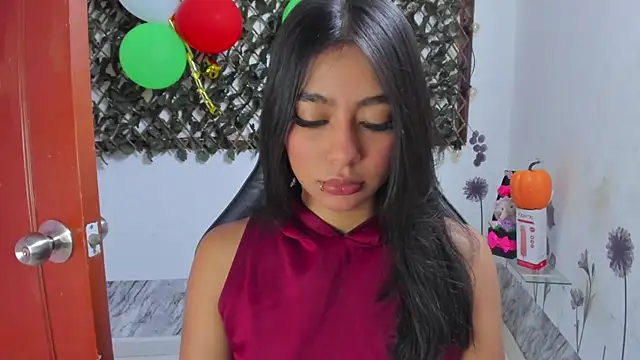 Snapshot of Sarahbrowm_ chatting on 10/28/25, 07:38 Sarahbrowm online show from 10/28/25, 07:38