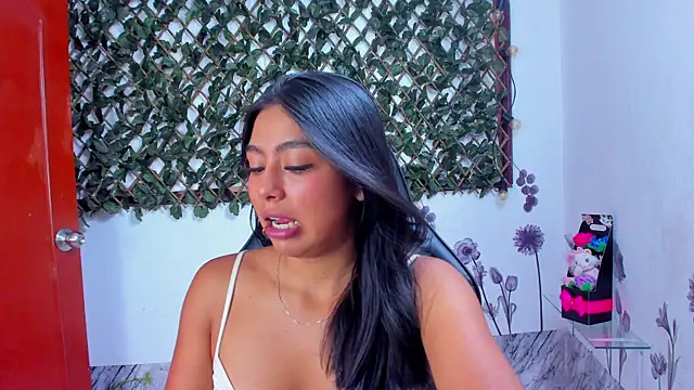 Snapshot of Sarahbrowm_ chatting on 11/10/25, 07:57 Sarahbrowm online show from 11/10/25, 07:57