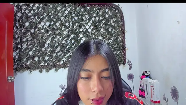 Snapshot of Sarahbrowm_ chatting on 11/21/25, 09:57 Sarahbrowm online show from 11/21/25, 09:57