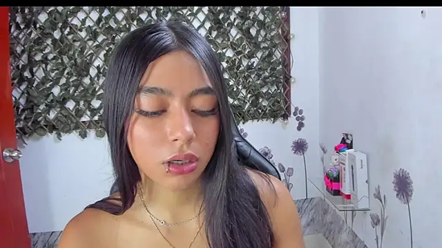 Snapshot of Sarahbrowm_ chatting on 11/22/25, 07:13 Sarahbrowm online show from 11/22/25, 07:13