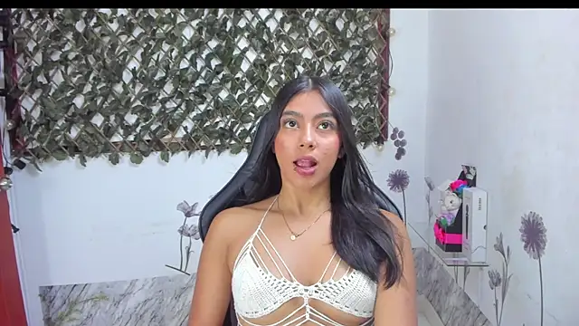 Snapshot of Sarahbrowm_ chatting on 11/23/25, 07:24 Sarahbrowm online show from 11/23/25, 07:24