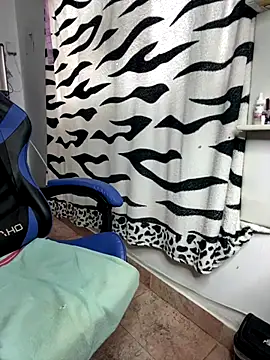 Snapshot of taimara_1 chatting on 10/11/25, 01:42 taimara 1 online show from 10/11/25, 01:42