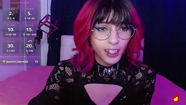 Snapshot of goth_minerva chatting on 10/21/25, 01:45 goth minerva online show from 10/21/25, 01:45