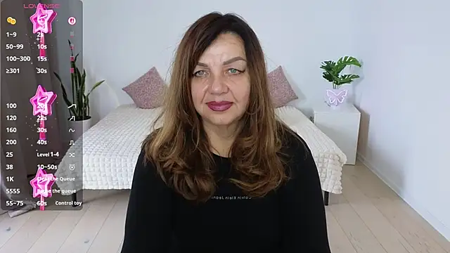 Snapshot of Nika_Light chatting on 10/17/25, 10:18 Nika Light online show from 10/17/25, 10:18