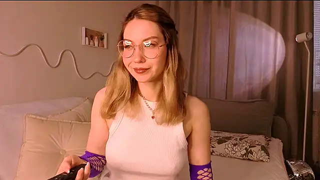 Snapshot of Lilo_Sims chatting on 10/15/25, 02:22 Lilo Sims online show from 10/15/25, 02:22