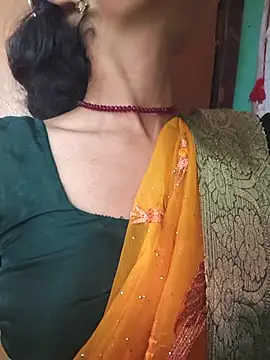 Snapshot of Eshna_Dabral chatting on 10/19/25, 01:45 Eshna Dabral online show from 10/19/25, 01:45