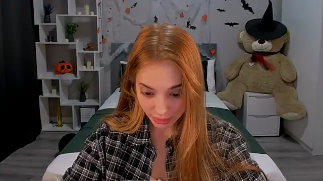 MelanieAlves online show from 10/31/25, 06:42