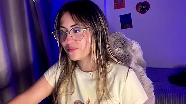 Snapshot of emma__bell_ chatting on 10/23/25, 10:52 emma bell online show from 10/23/25, 10:52