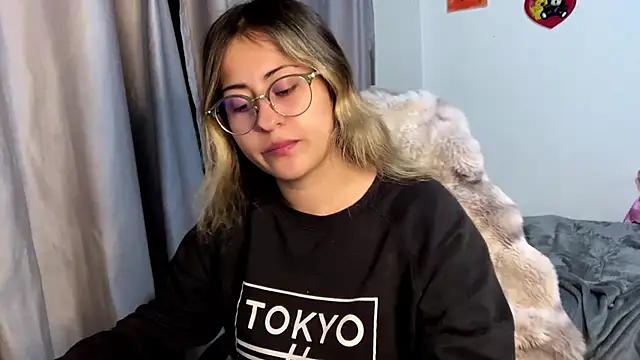 Snapshot of emma__bell_ chatting on 11/13/25, 11:47 emma bell online show from 11/13/25, 11:47