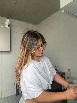 Snapshot of emma__bell_ chatting on 12/04/25, 02:37 emma bell online show from 12/04/25, 02:37