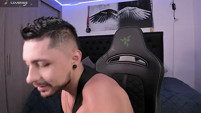 santi aesthetic online show from 09/29/25, 03:22