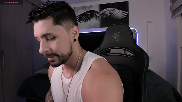 Snapshot of santi_aesthetic chatting on 03/26/26, 02:39 santi aesthetic online show from 03/26/26, 02:39